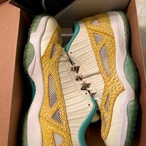 Nike Air Jordan retro 11 low ie Easter sz 10.5